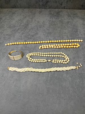Mixed Lot of dress Jewelry, one has a small 9ct gold clasp. 4 x pearl effect necklaces and one 