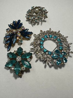 Mixed lot of ladies brooches as pictured