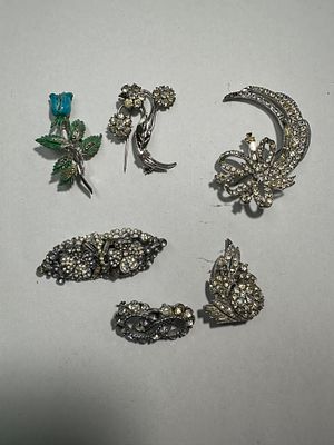 Mixed lot of ladies Brooches in a silvered tone as pictured