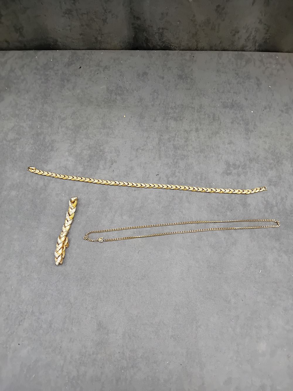 Lot 317: mixed lot of 2 Necklaces and 1 Bracelet...
