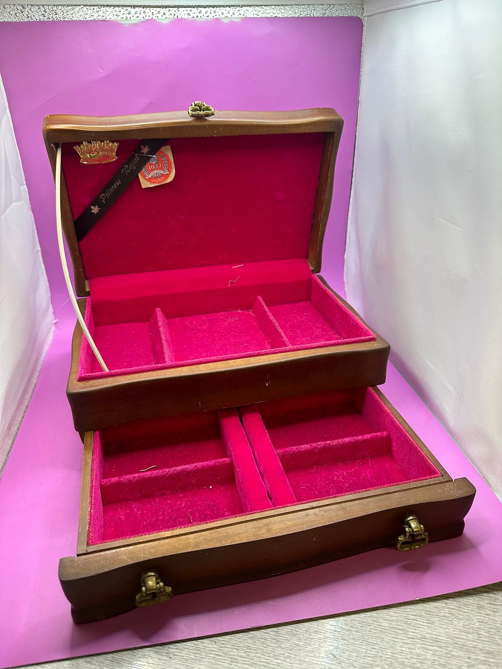 Lot 326: Wooden jewellery box with 1 draw as pictures....