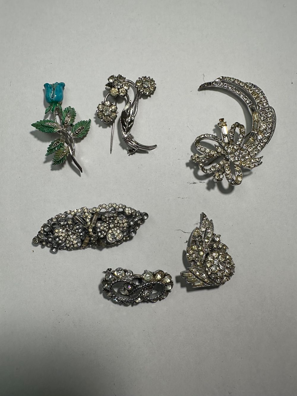 Lot 340: Mixed lot of ladies Brooches in a silvered...