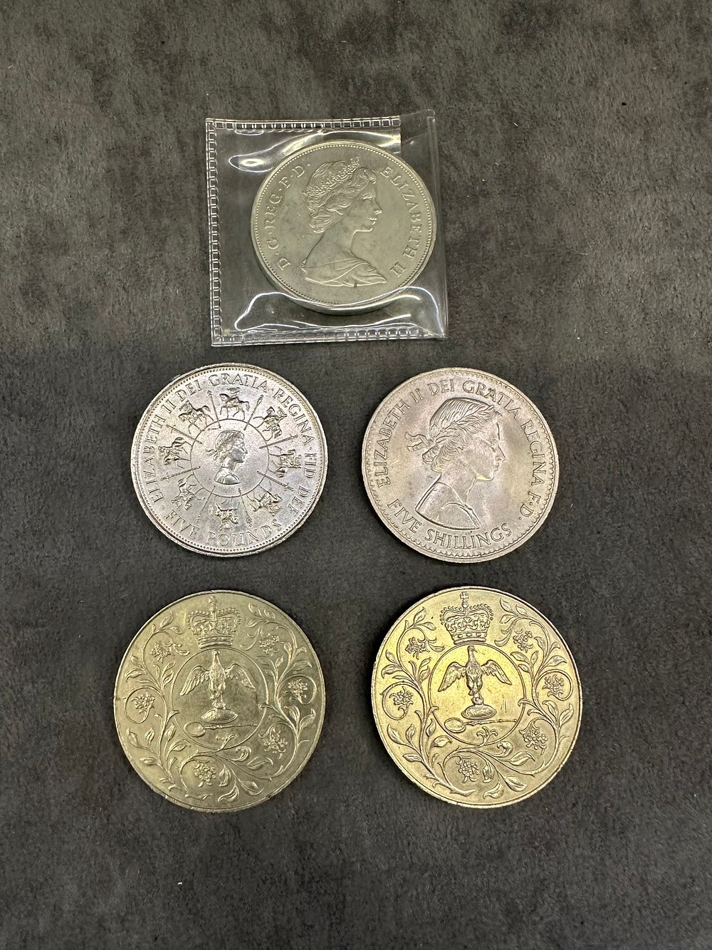 Lot 225: Mixed Lot of 5 Coins 5 Pound coin, 5 Shilling 1960 and 3 Commemorative coins as pictured.