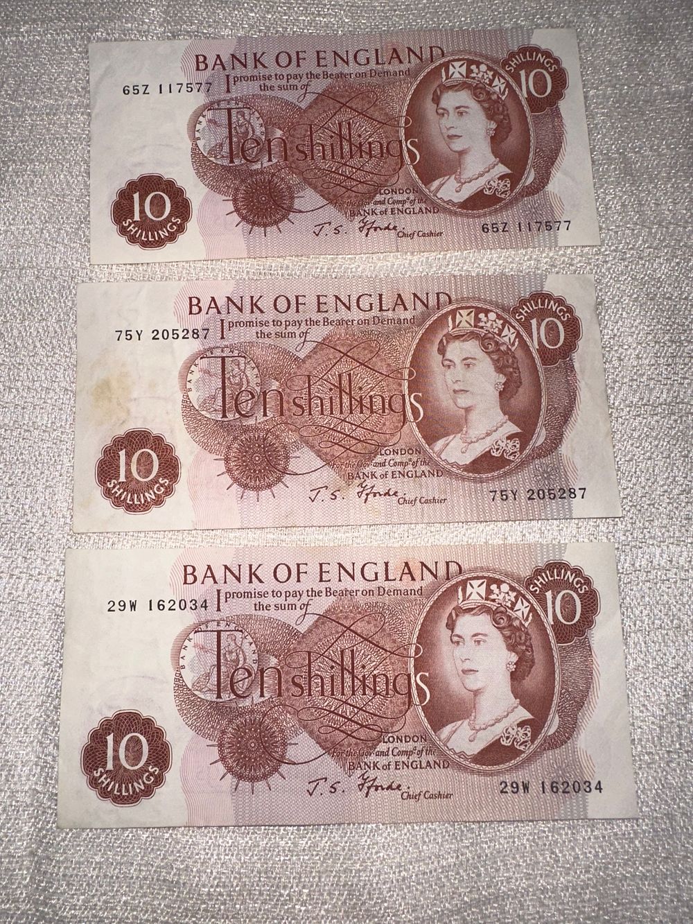 Lot 239: 3 x 10 shilling notes J Fforde Chief Cashier