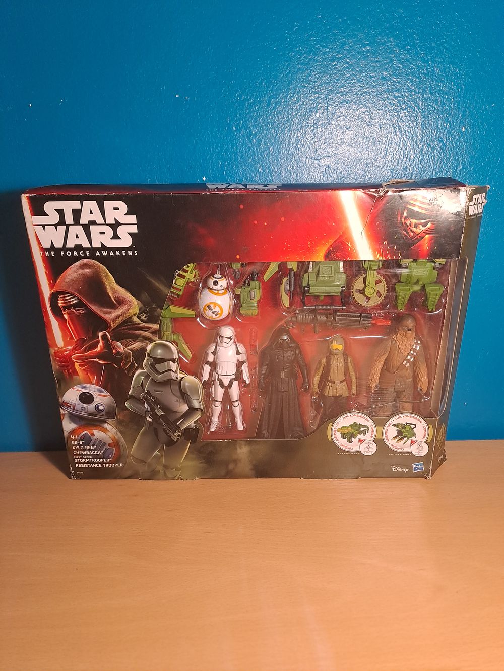 Lot 519: Starwars the force awakens containing BB-8, KYLO REN, CHEWBACCA, FIRST ORDER TROOPER AND RESISTANCE TROOPER box damaged