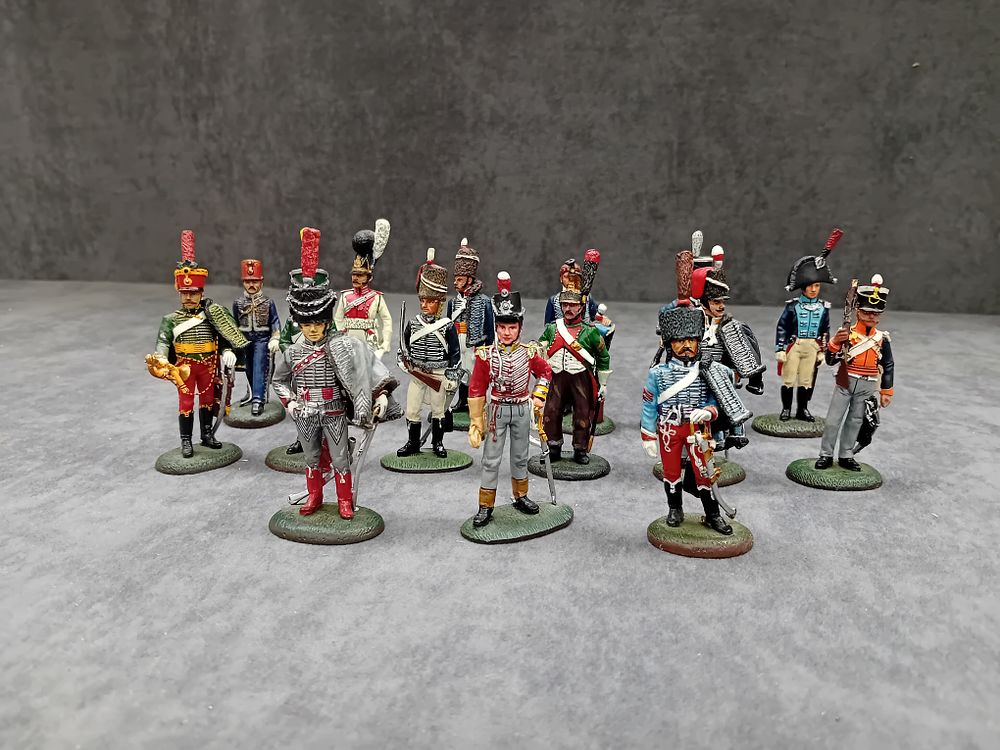 Lot 504: 18 x Del Pardo Painted figures.