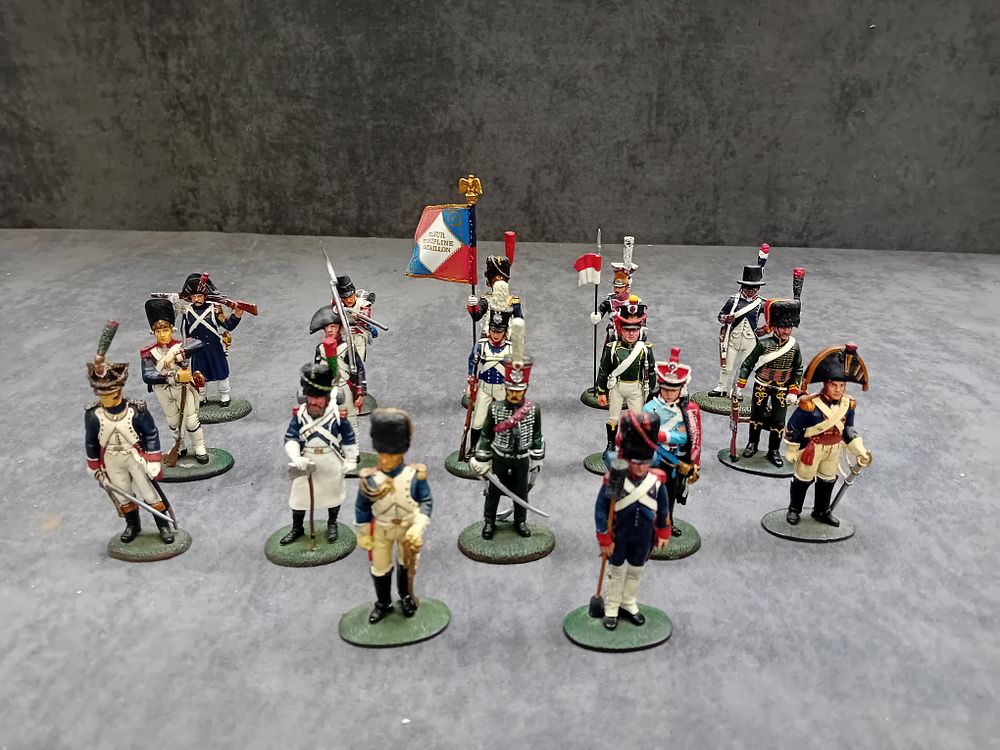 Lot 506: 17 x Del Pardo Painted figures.