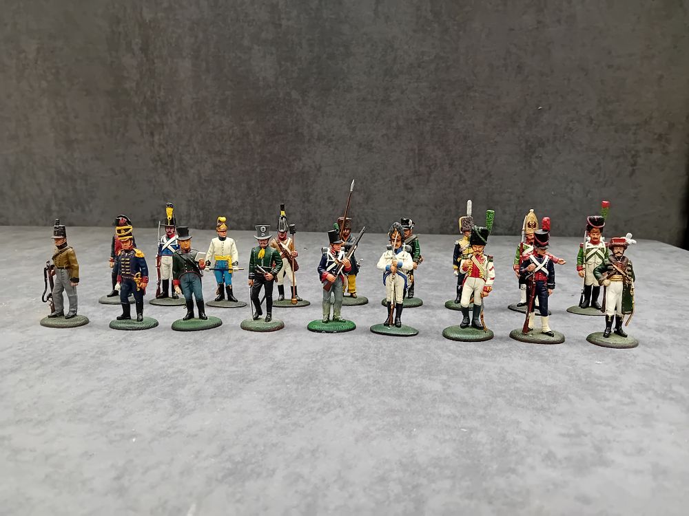 Lot 509: 18 x Del Pardo Painted figures. 