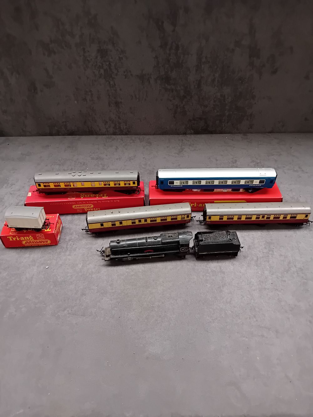Lot 477: Mixed lot of Tri-ang train and carriages as...