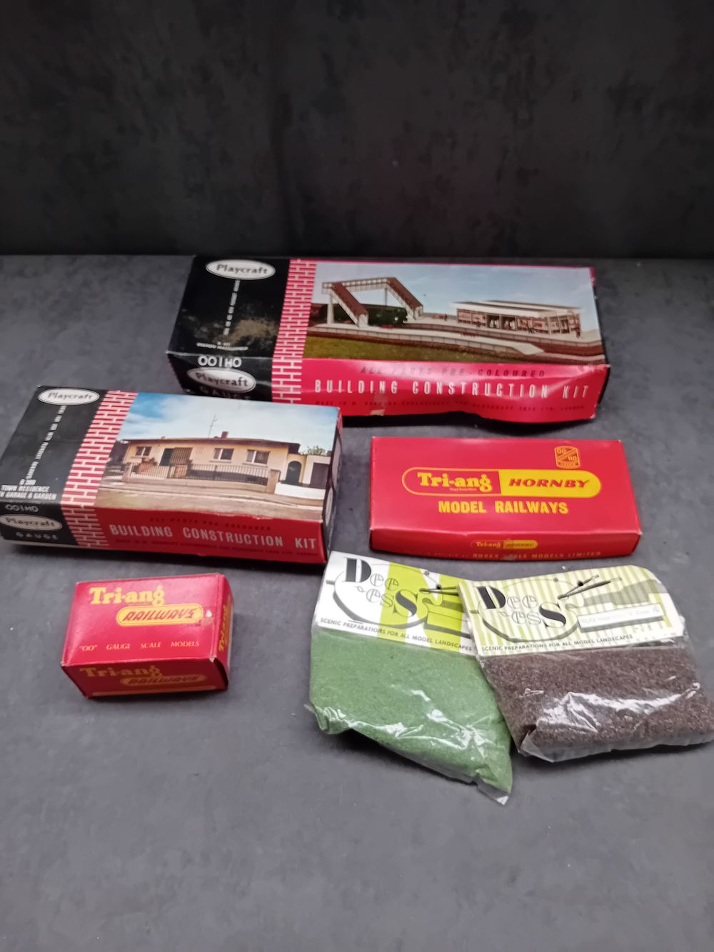 Lot 479: Mixed lot of OO/HO model railway buildings and...