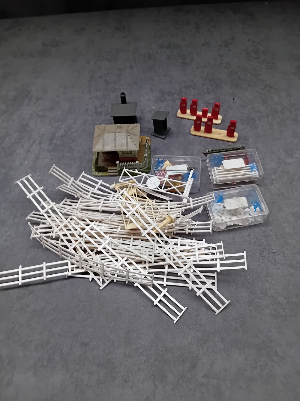 Lot 480: Mixed lot of model railway accessories as pictured