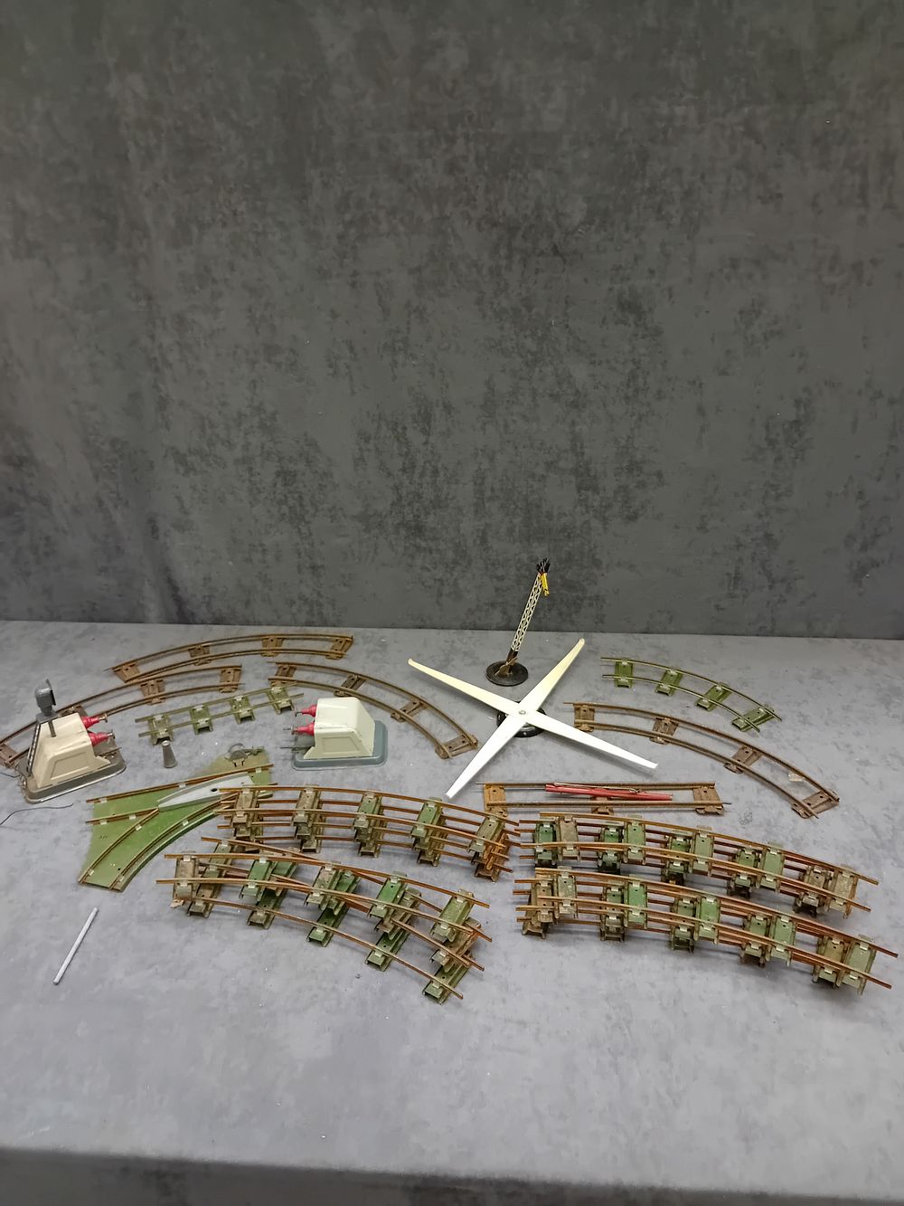 Lot 482: Mixed lot of hornby pressed steel track, signals...