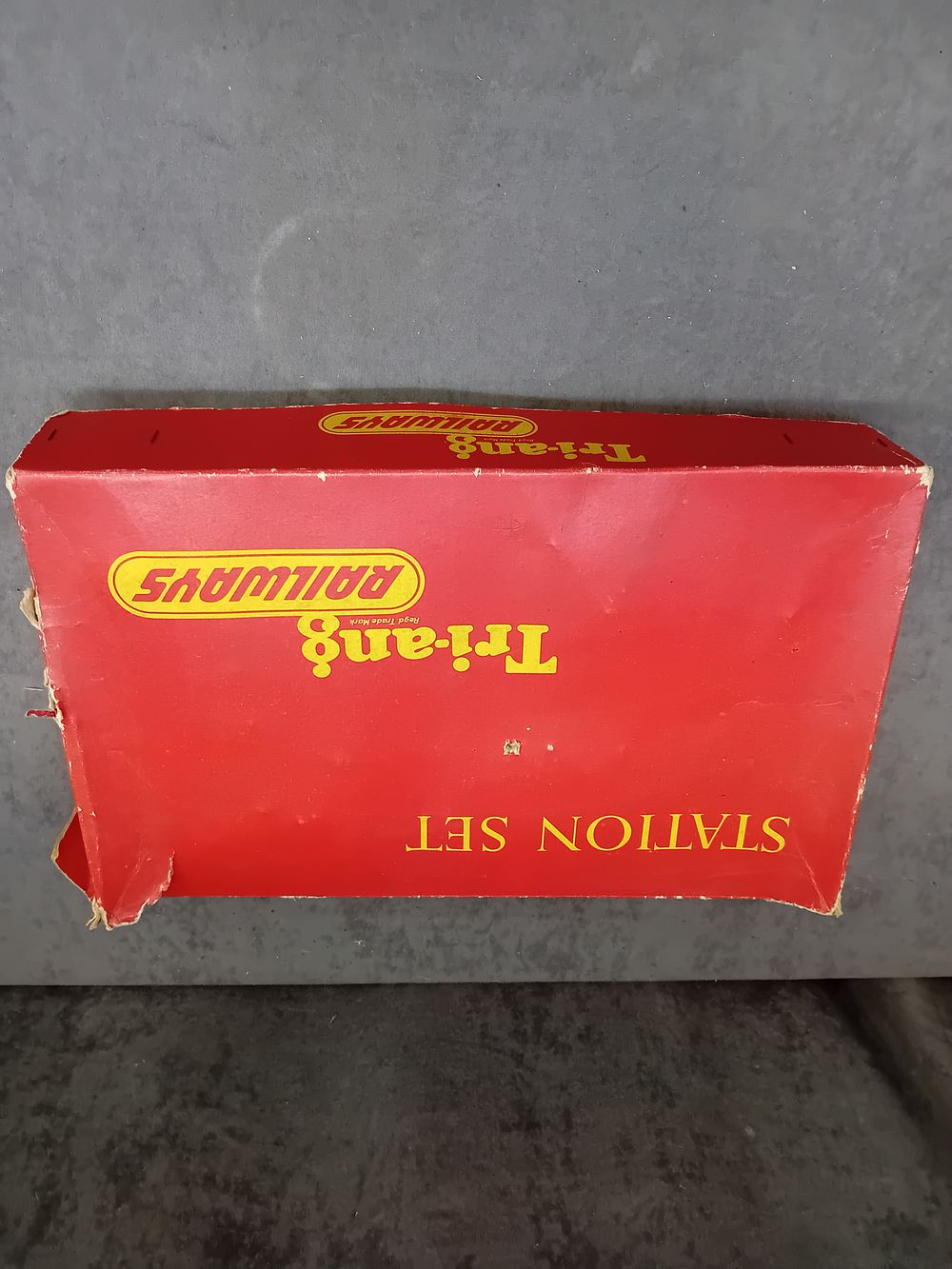 Lot 485: Tri-Ang Railways Station Set R81 box has some...