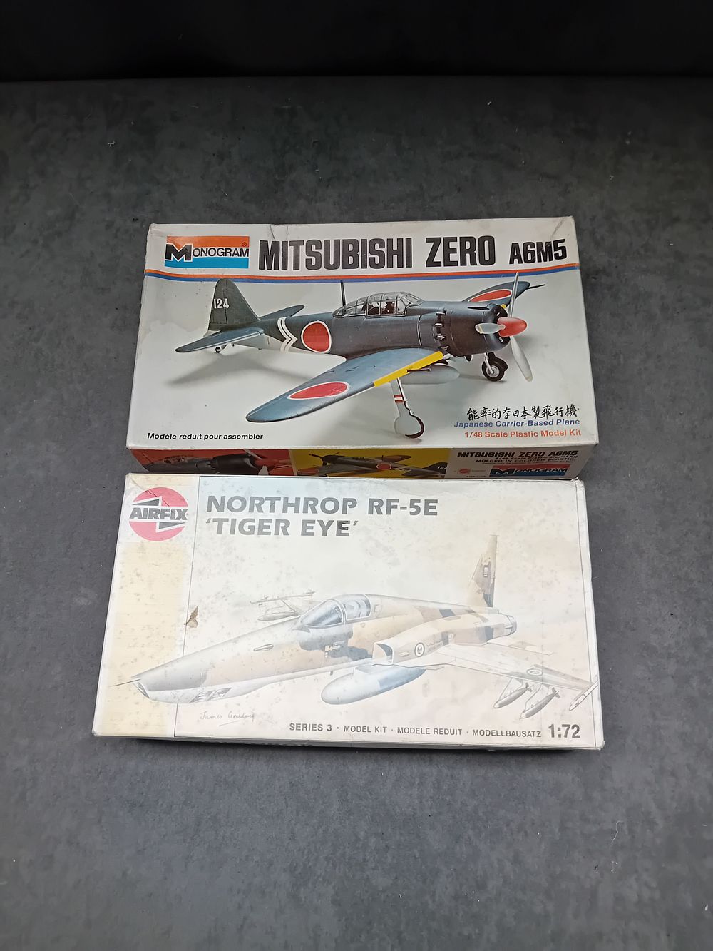 Lot 494: Mixed lot of 2 unbuilt model kits  1...