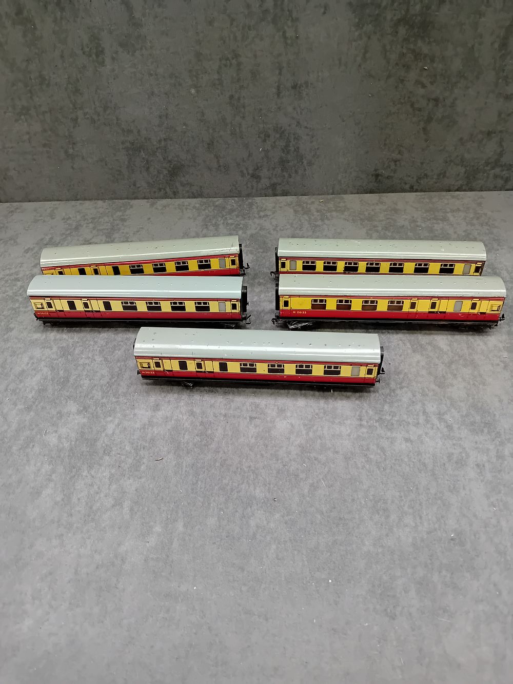 Lot 490: Lot of 5 Hornby tin train carriages as...