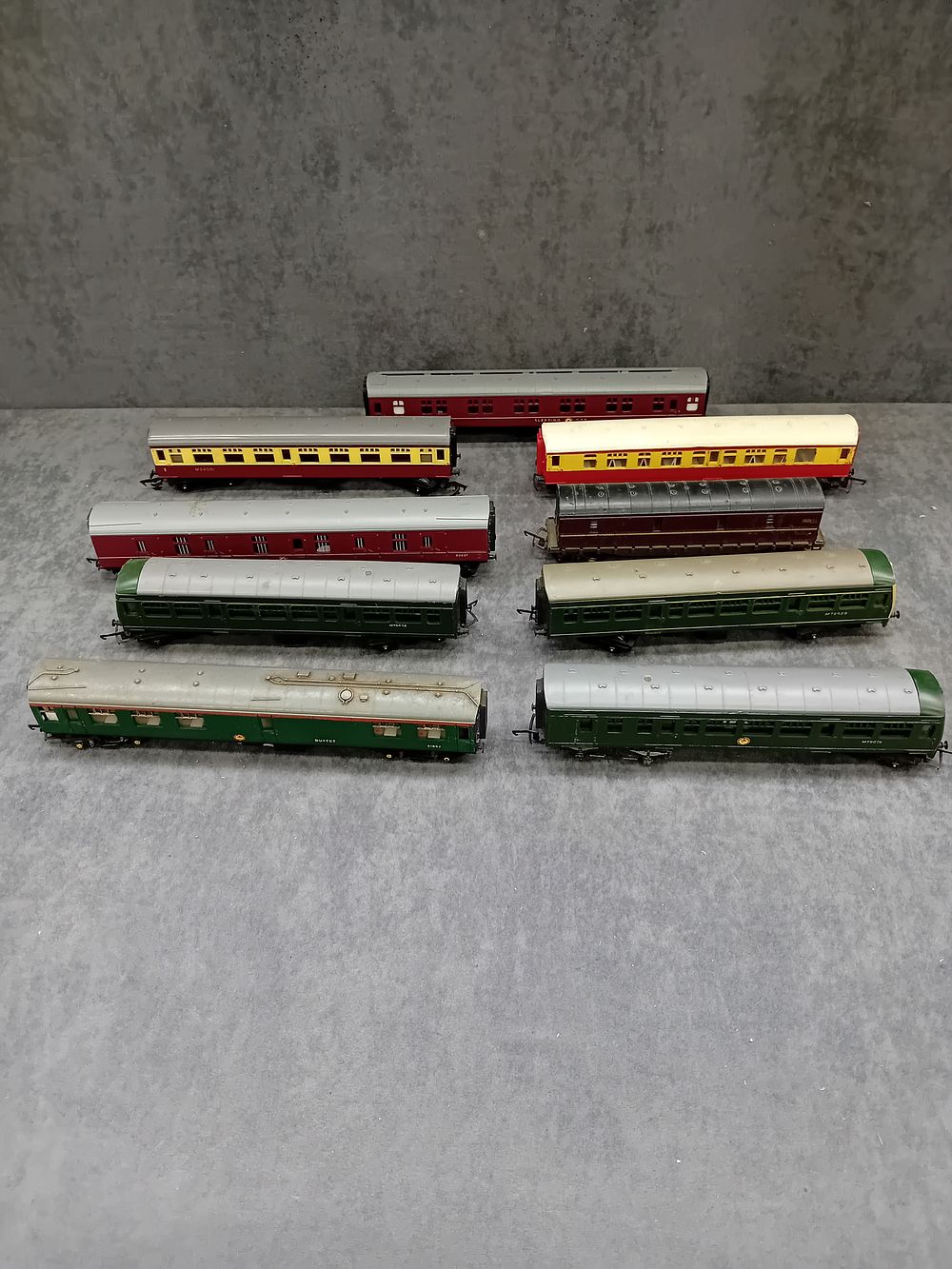 Lot 491: Large mixed lot of trains and carriages as...