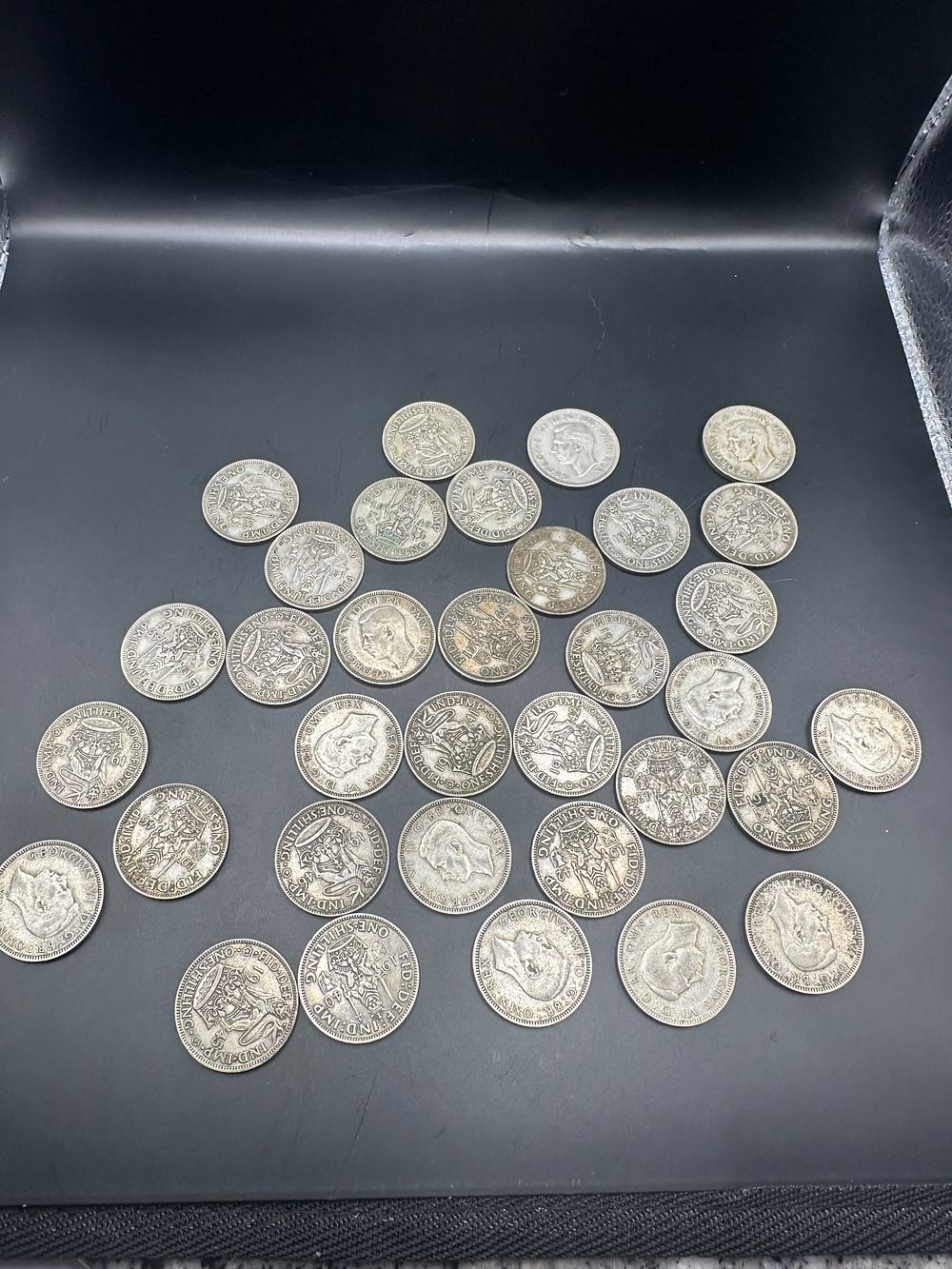 Lot 272: Mixed lot of georgivs VI one shilling coins...