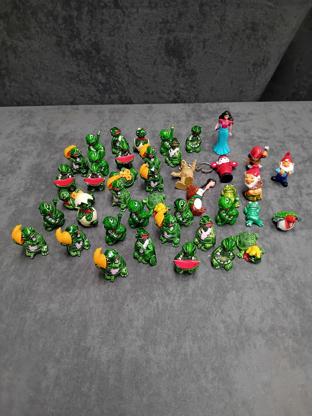 Lot 473: MIXED LOT OF KINDER EGG TOYS MAINLY TURTLES...