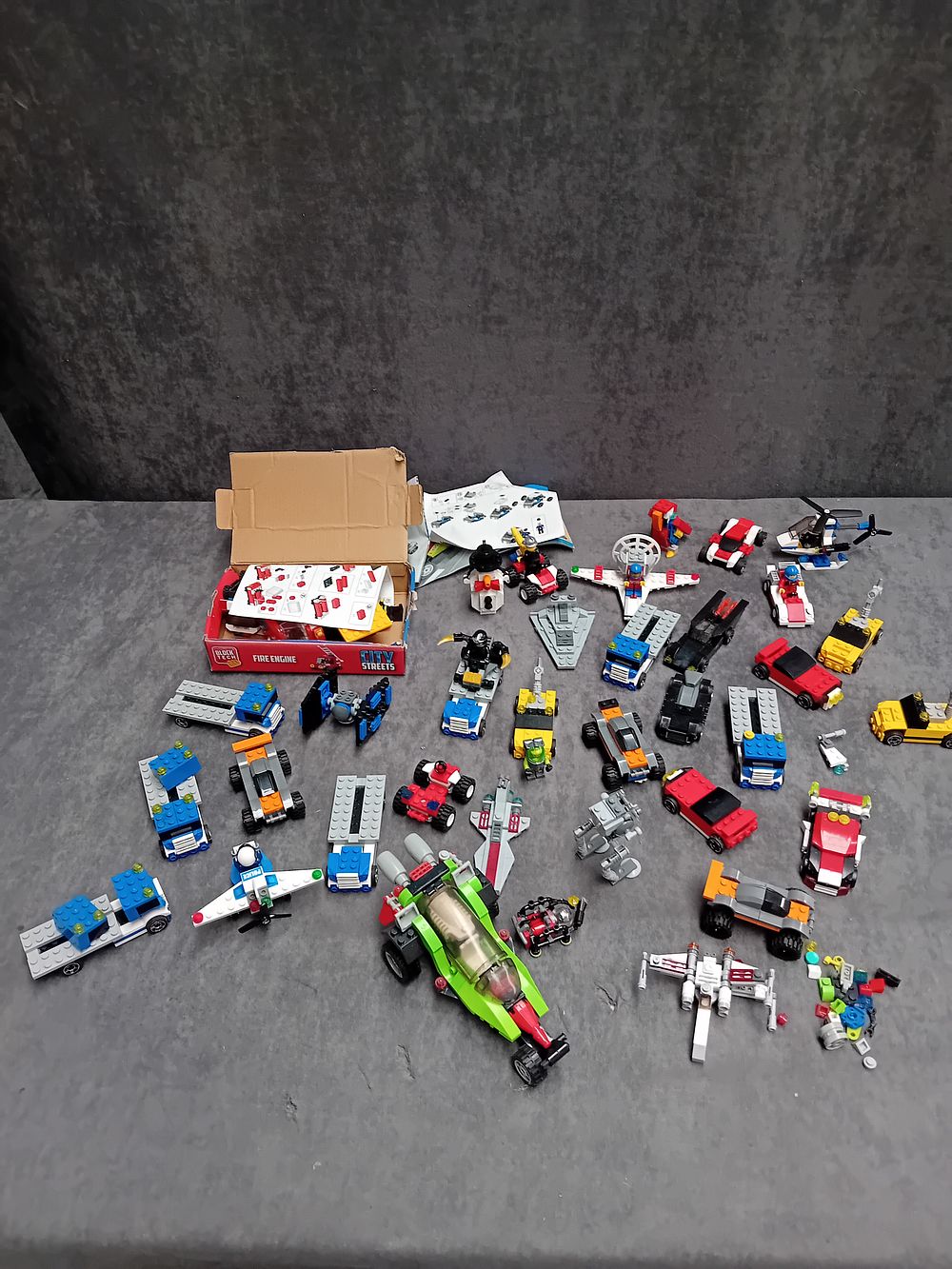 Lot 525: MIXED LOT OF LEGO MODLES AS PITURED. 