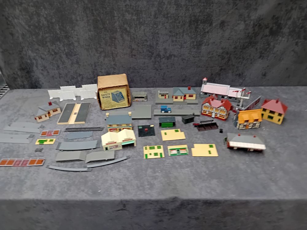 Lot 611: Large mixed lot of model railway accessories and...