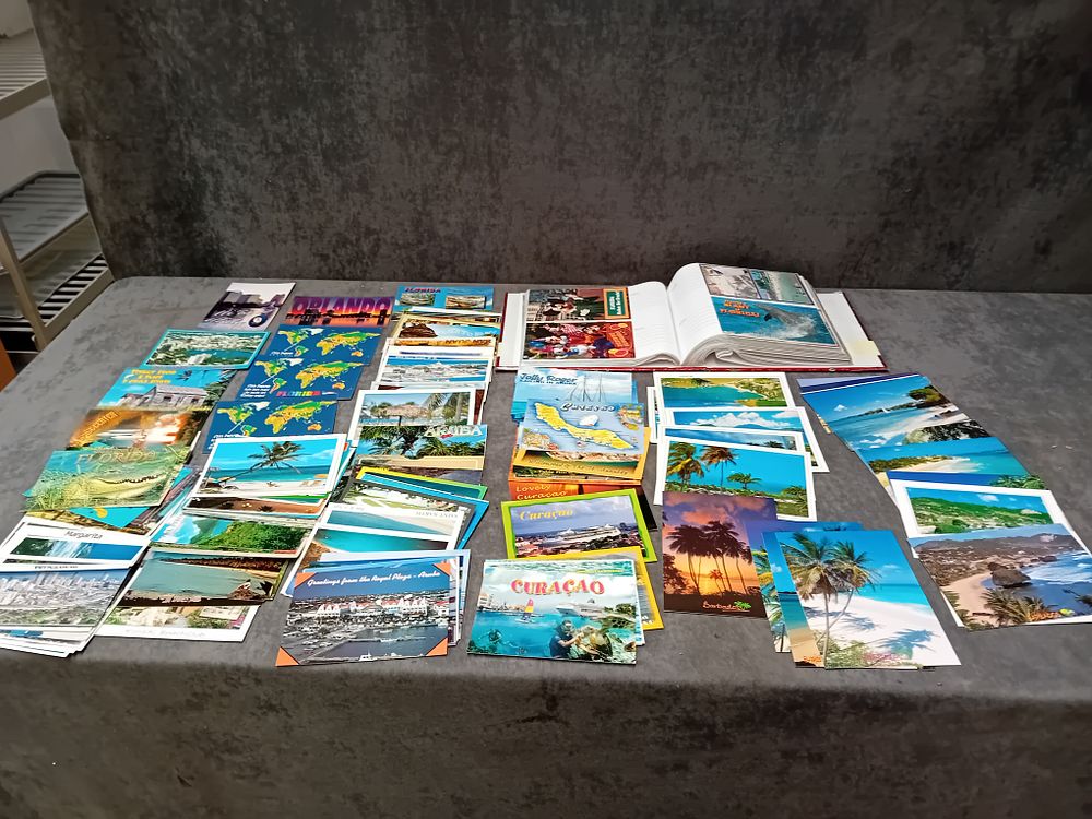 Lot 132: Large lot of American themed postcards also included...