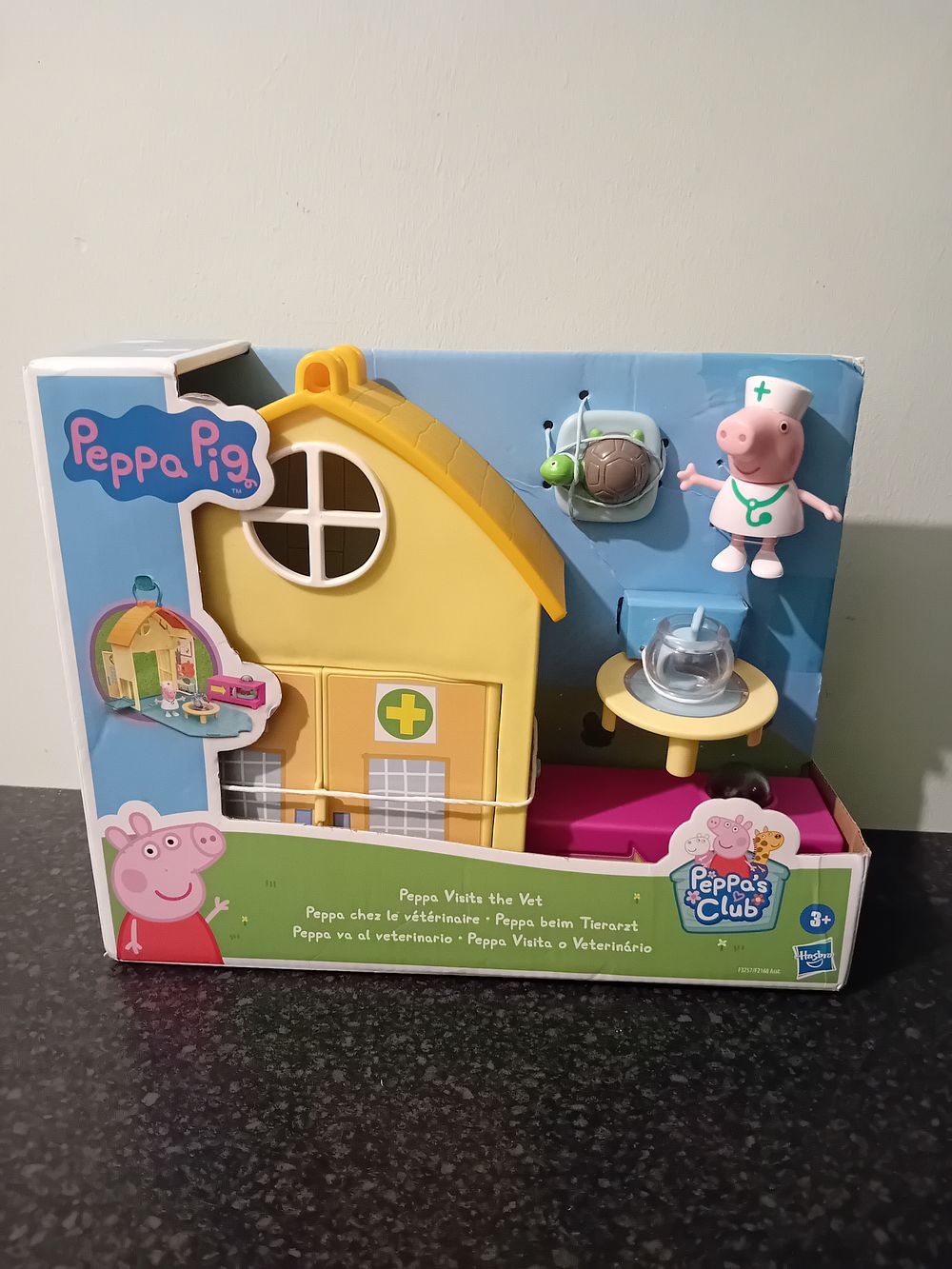 Lot 431: Hasbro Peppa visits the vet children's toy play...