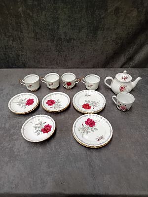 Mixed lot of chinaware 
Royal Stafford Roses to remember set 
4 x Tea cups 
6 x 