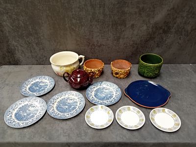 Mixed lot of chinaware as pictured
