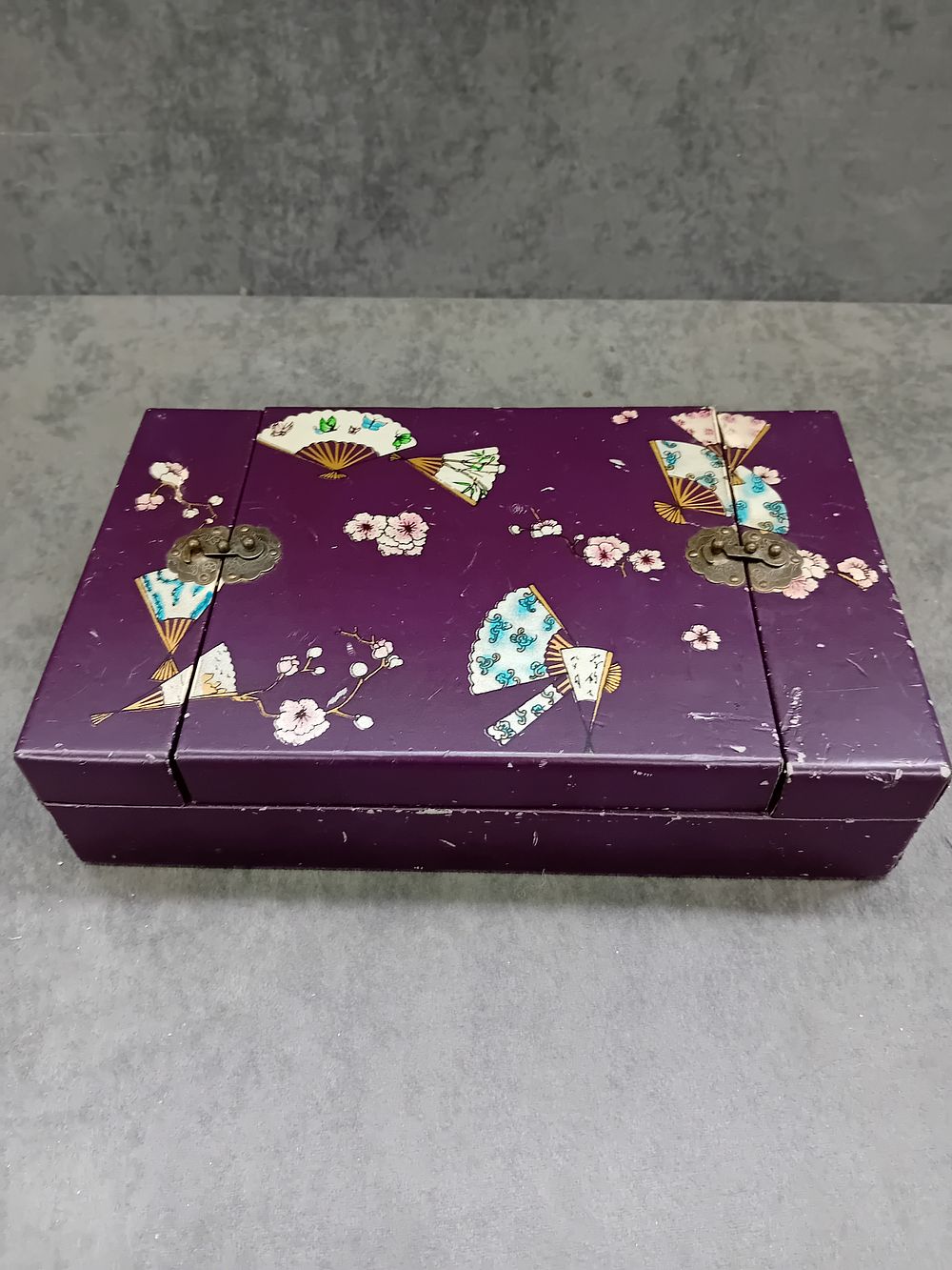 Lot 270: Oriental jewellery box as pictured