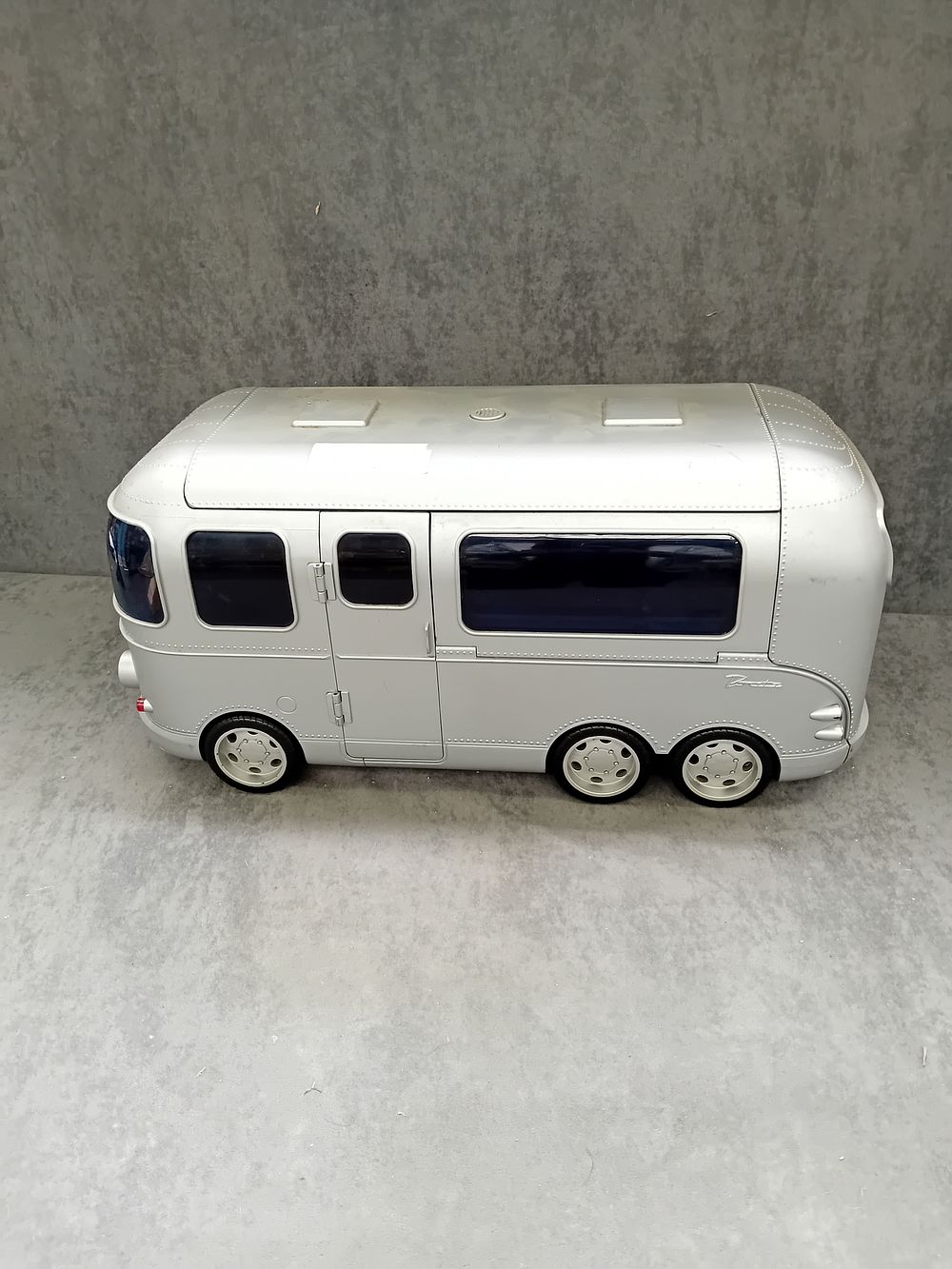 Lot 293: Bratz doll flashback tour bus 62cm long 28cm...