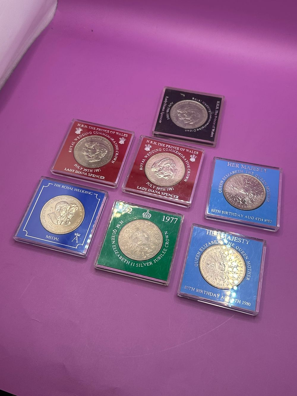 Lot 407: mixed lot of 7 royal related coins in...