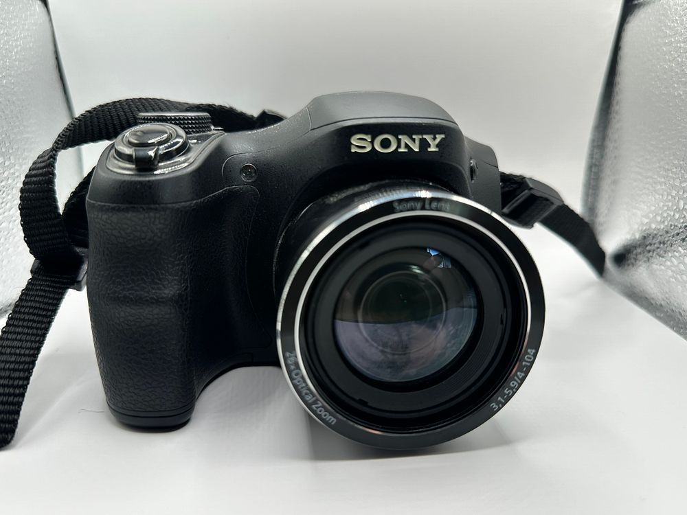 Lot 533: Sony Cybershot 20.1 mega pixel DSC-H200 26 x...
