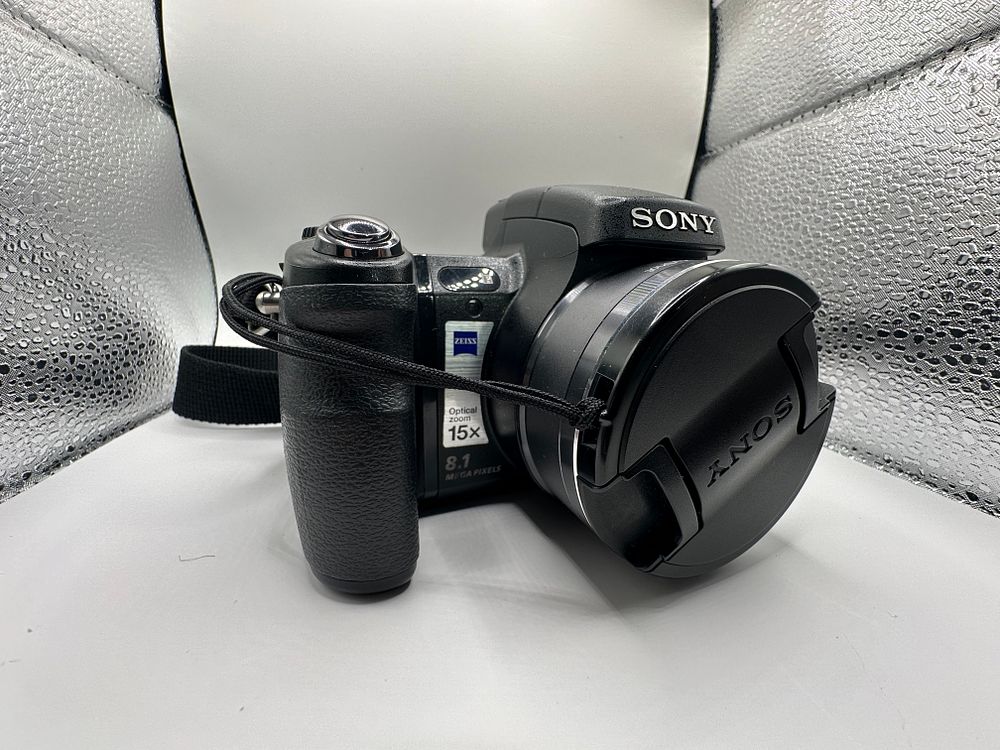 Lot 532: Sony Super SteadyShot 8.1 megapixel DSC - H9...