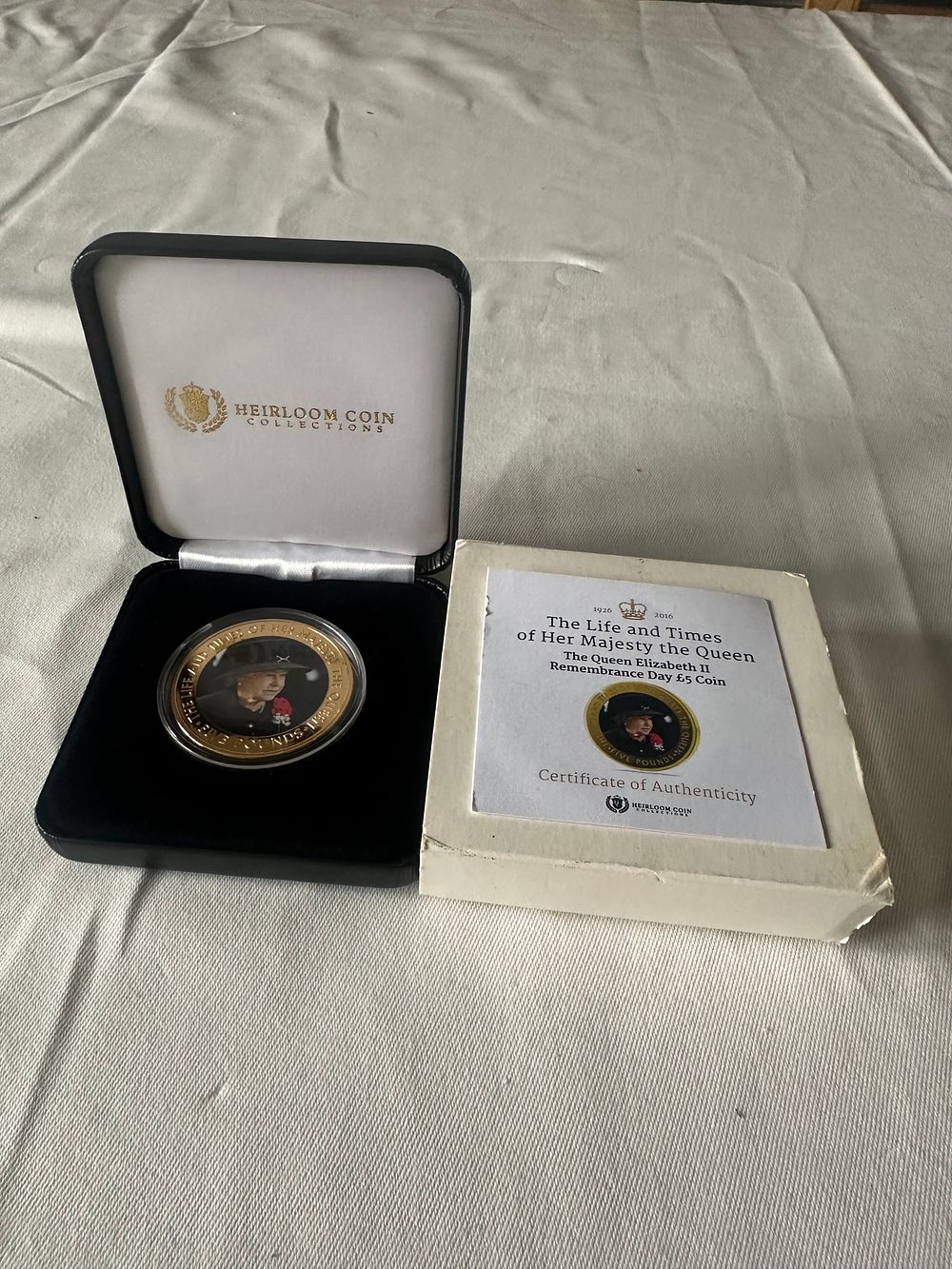 Lot 394: Heirloom Coin Life & Times Of Queen Elizabeth 2 £5 Remembrance Day Coin 24K PLATED COPPER COIN