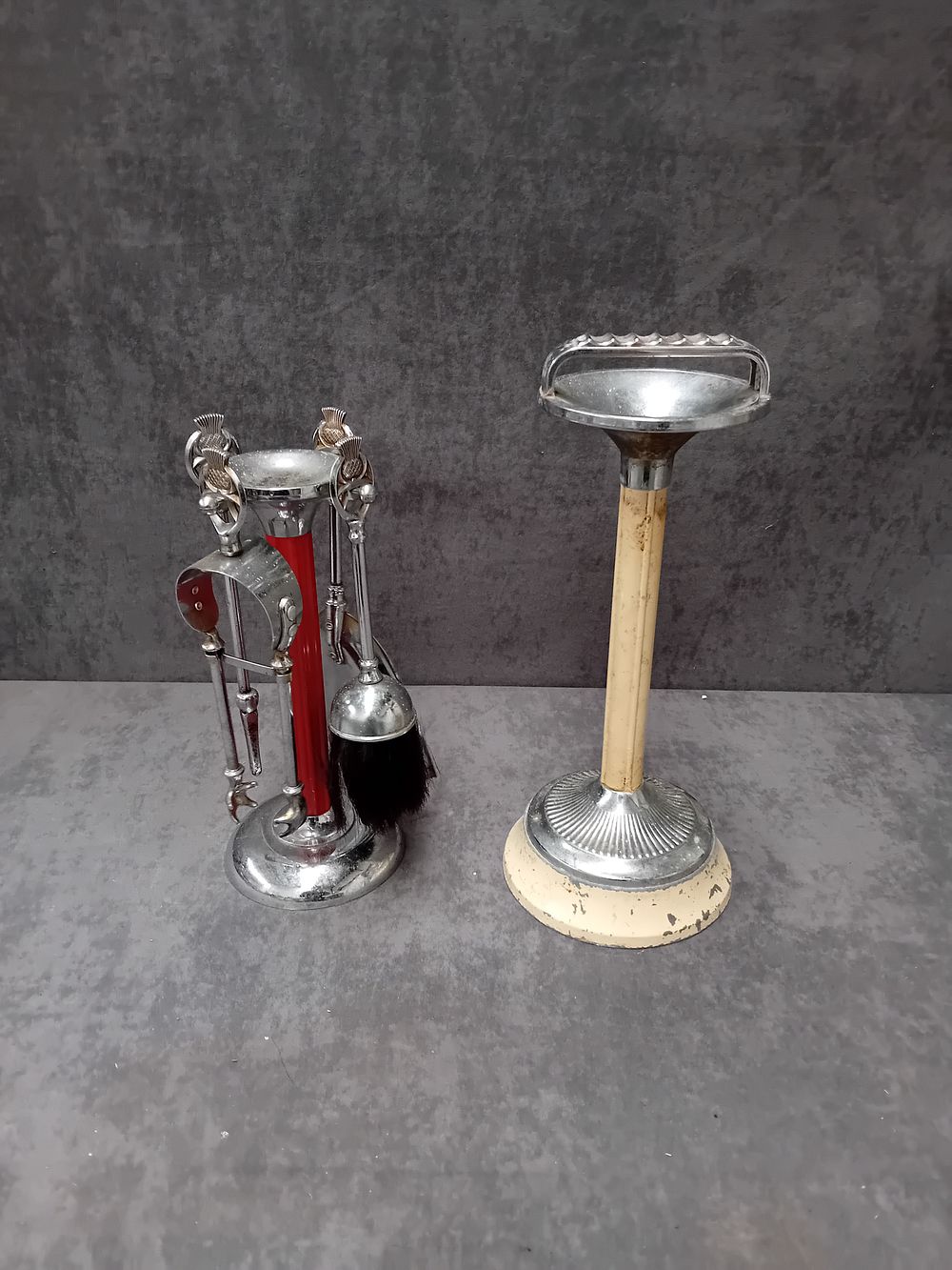 Lot 485: Mixed lot containg 1 Ianthe barber shop ashtray...