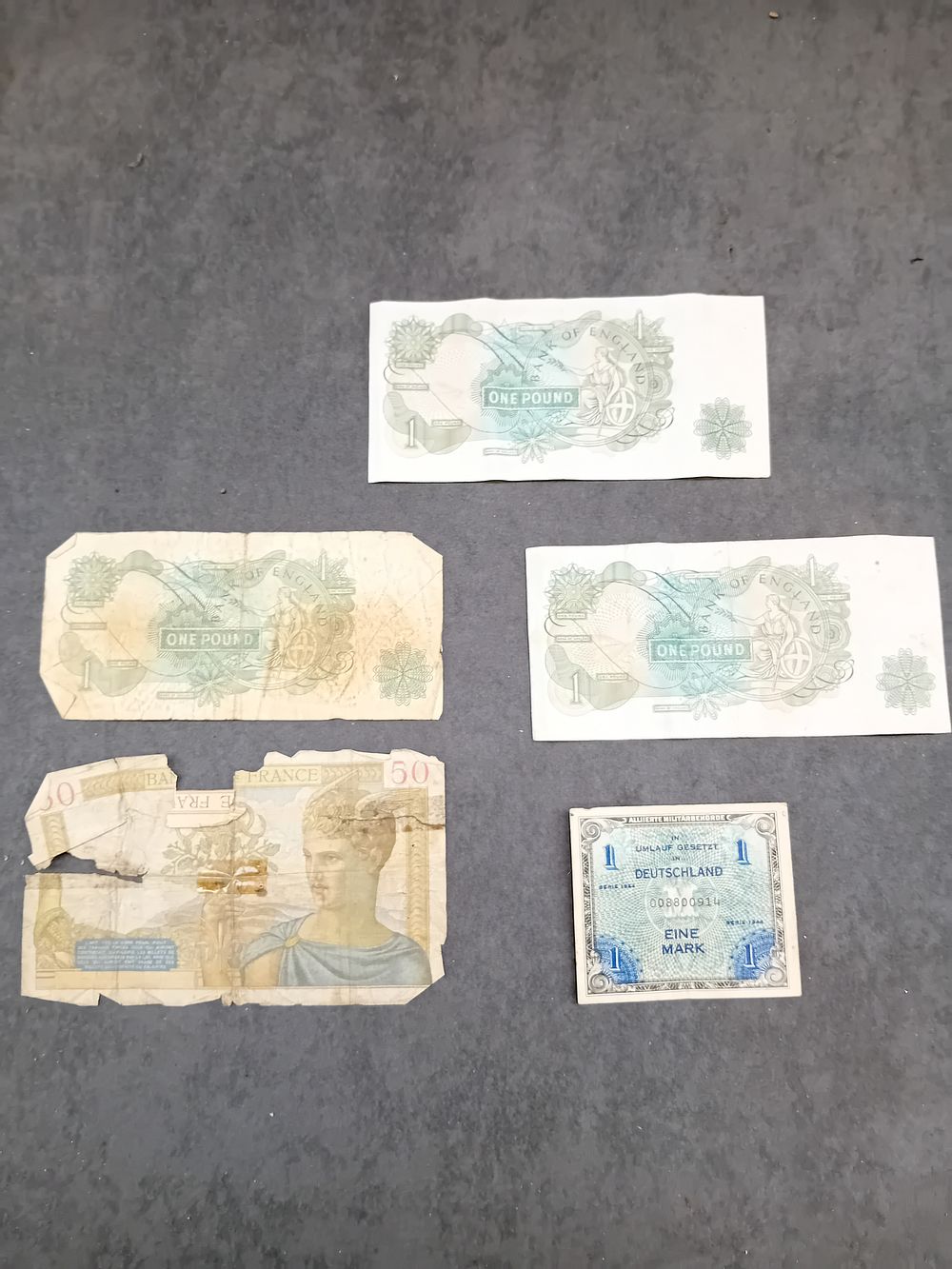 Lot 428: Verious Worn notes as pictured