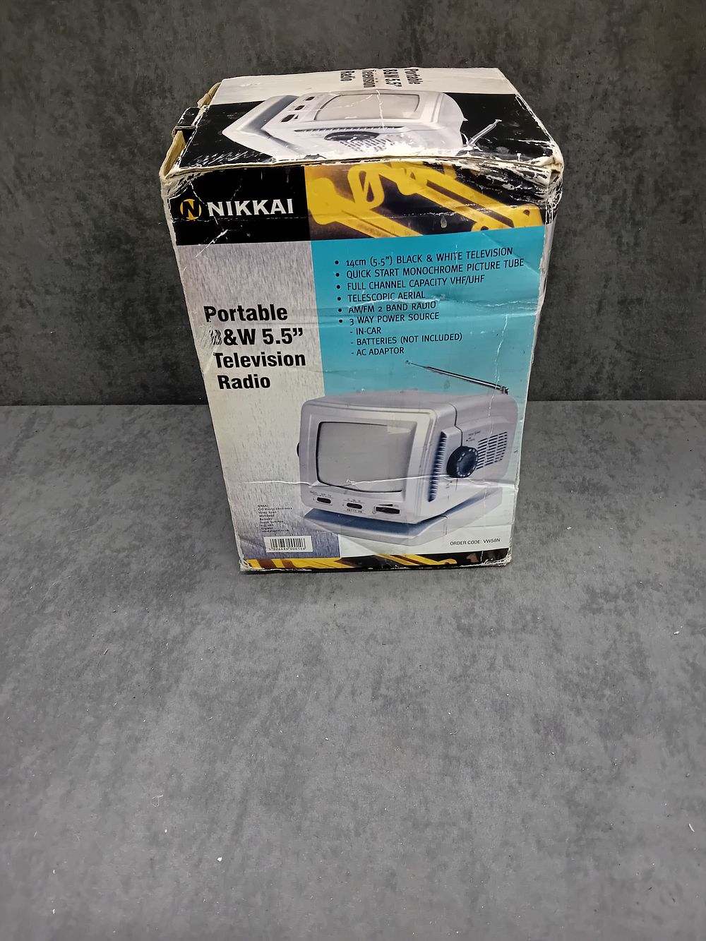 Lot 711: Nikkai portable B&W 5.5 inch television radio in...