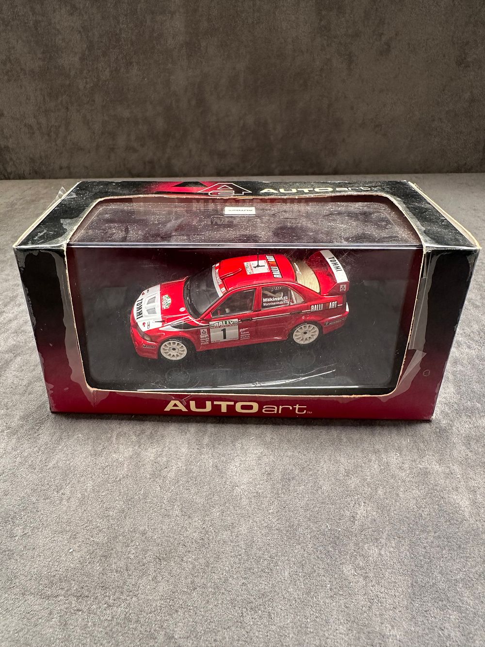 Lot 467: Auto Art Mitsibushi Lancer Evo 6 WRC #1...