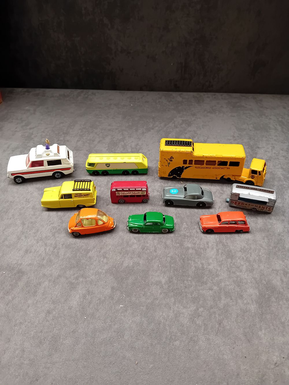 Lot 576: Mixed Lot of Diecast Containing 10 Diecasts in...