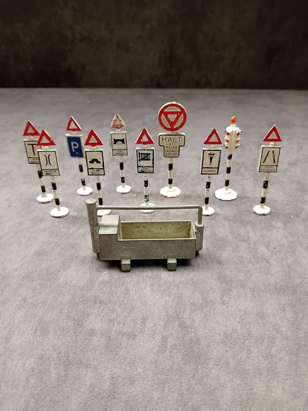 Lot 575: Mixed lot of Diecast Road Signs and 1...