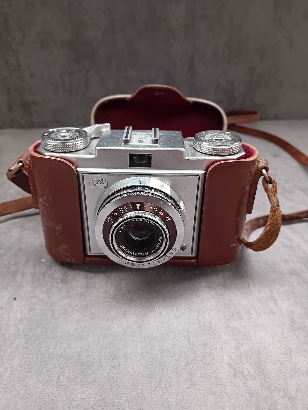 Lot 651: ZEISS IKON Contina Prontor-SVS in leather case as...