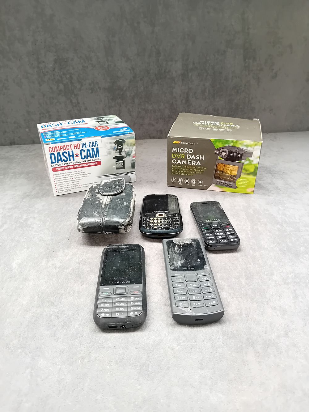 Lot 164: Mixed lot of electronics containing Mobile Phones and...