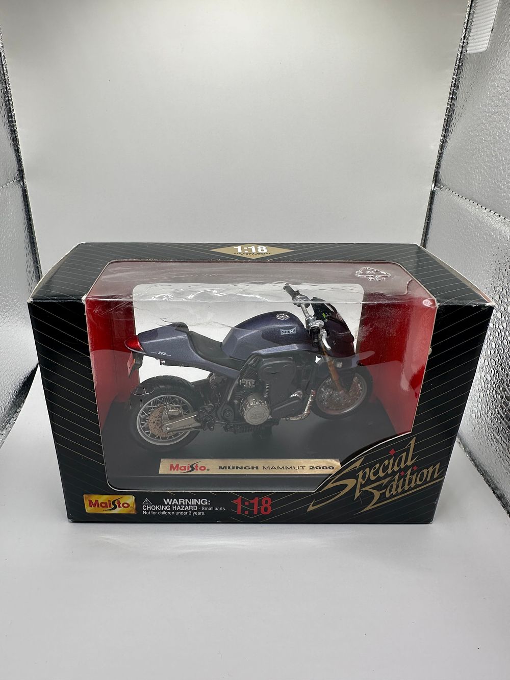 Lot 594: Maisto 1:18 scale Munch Mammut 2000 