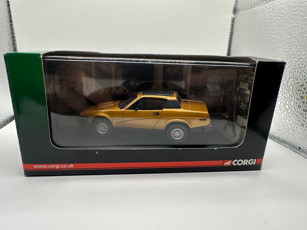 Lot 591: TRIUMPH TR7 PHARAOH GOLD VANGUARDS VA10500 1:43
