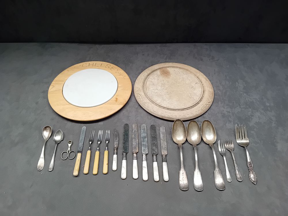Lot 544: Mixed lot containing 2 Cheese Board and some...