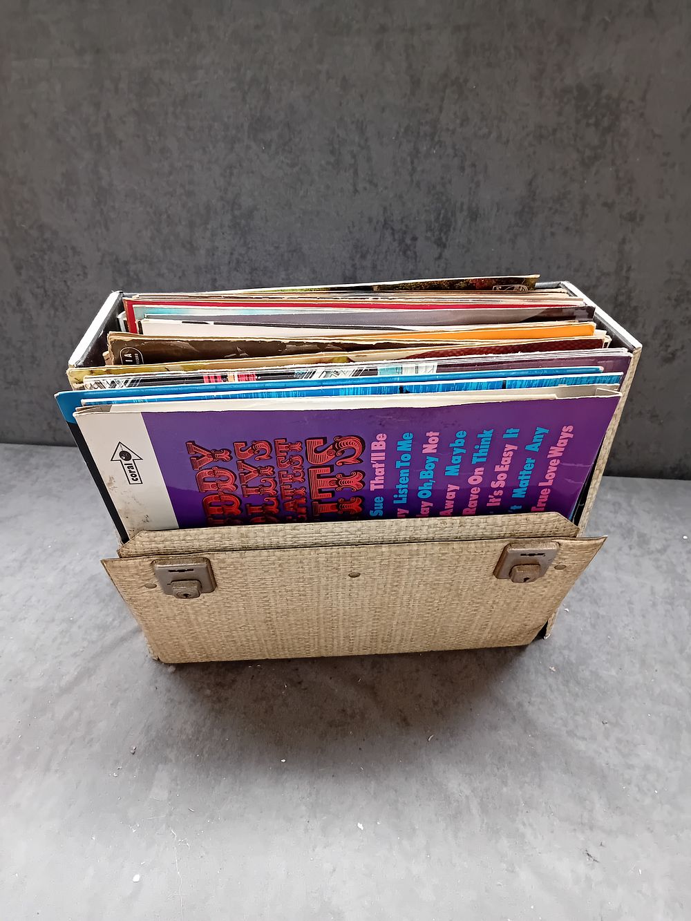 Lot 553: Mixed lot containing Vinyl's and case as pictured 