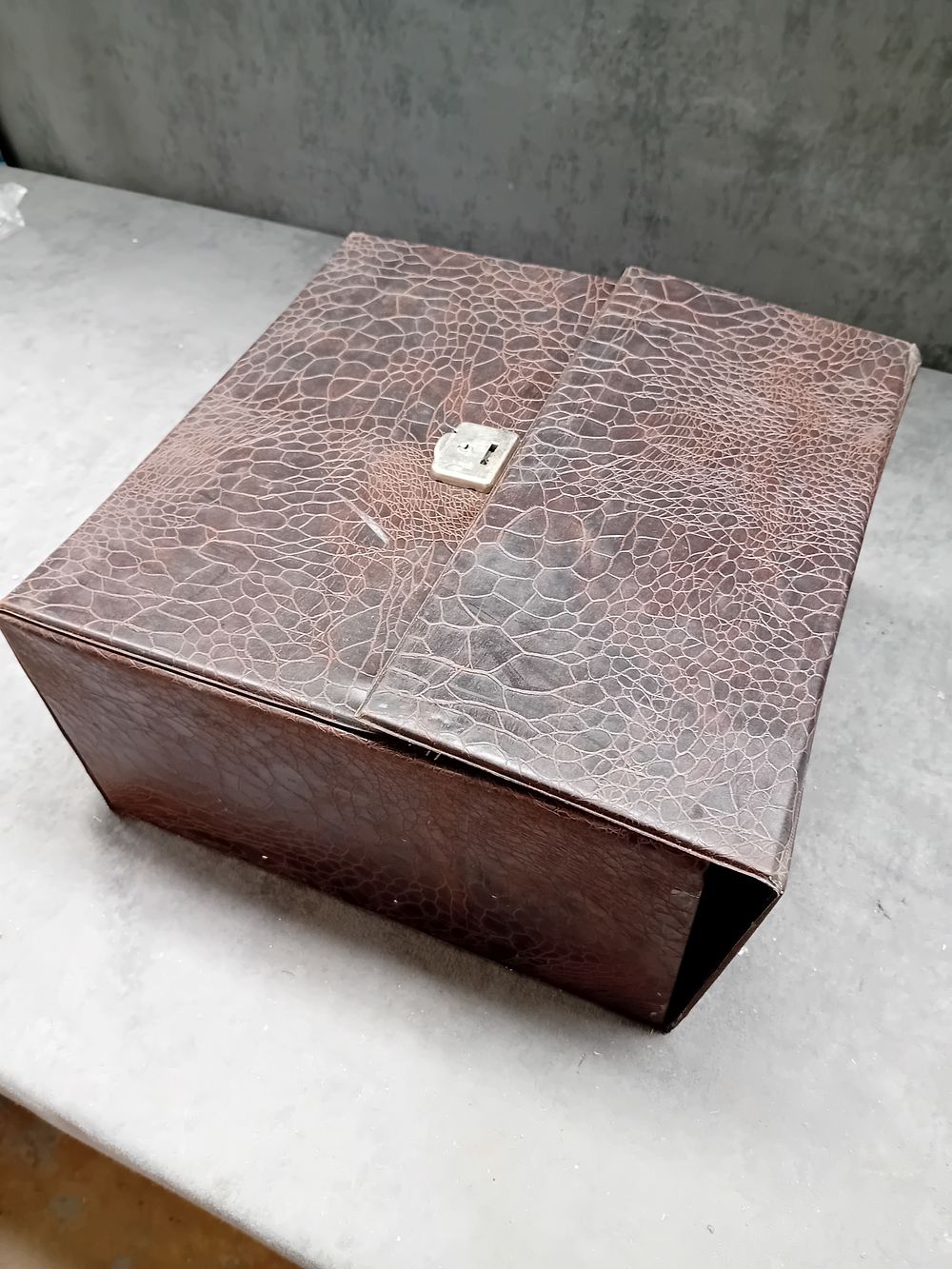 Lot 552: Mixed lot containing Vinyl's and case as pictured 
