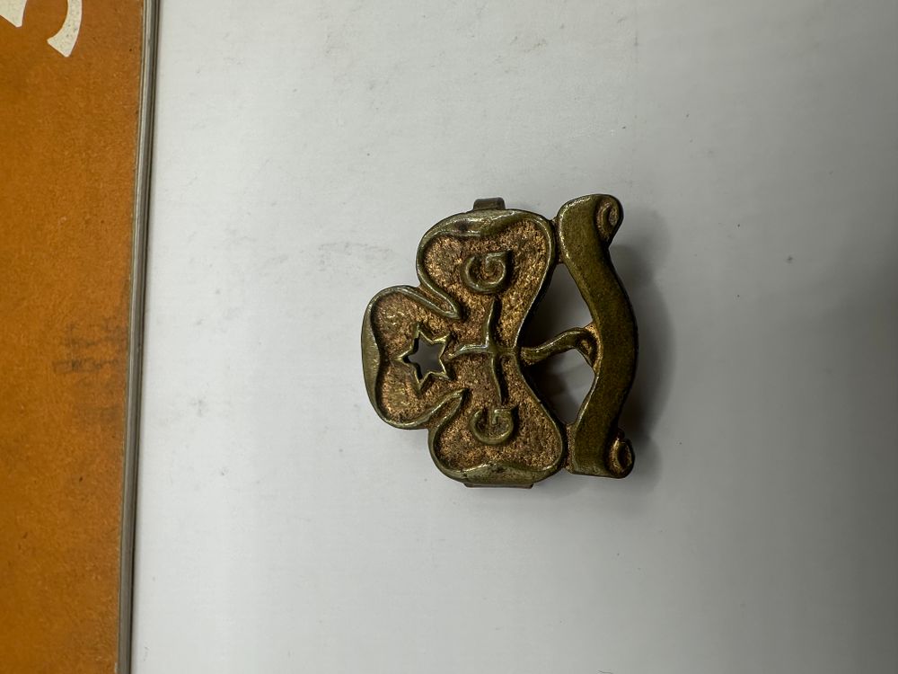 Lot 563: A Collection of Vintage Girl Guides and Brownie Guides Memorabilia, including Warwickshire Badges