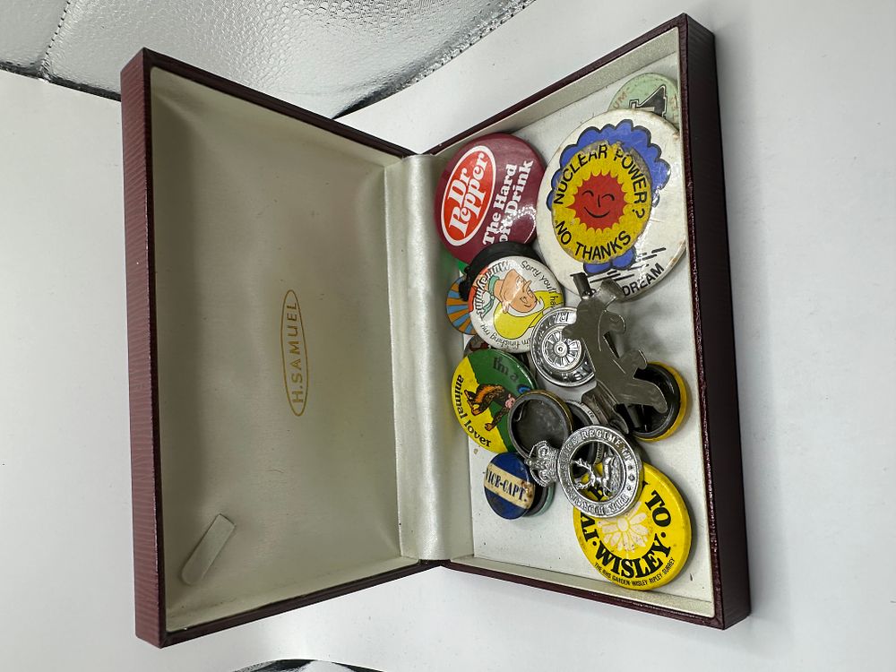 Lot 564: A Collection of 20 Assorted Vintage Pins and Badges, Presented in an H. Samuel Box