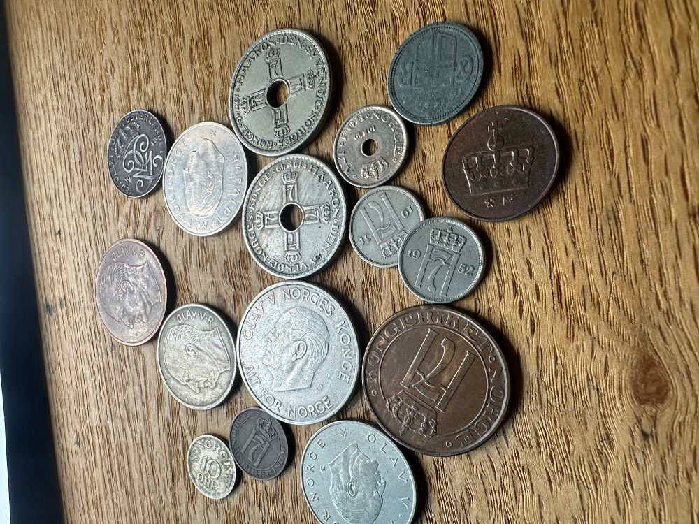 Lot 345: A Collection of Approximately 25 Assorted Norwegian Coins, Early 20th to Early 21st Century